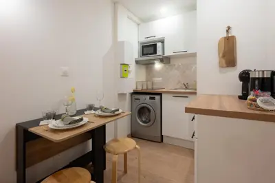 Cuisine ou kitchenette dans l'établissement Le Mimi Mosa - Parking public gratuit, wifi haut débit, proche autoroute, gare & centre ville