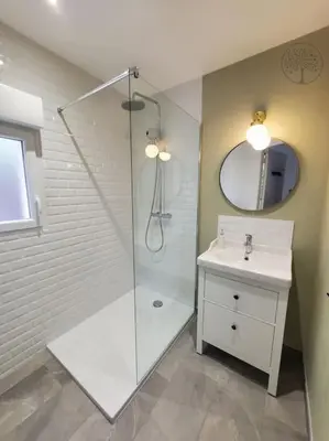 Salle de bains dans l'établissement Guest house avec spa Jura , gîte du petit pommier