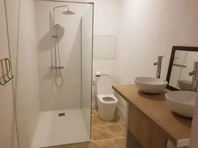 Salle de bains dans l'établissement L'Auberge du Docteur Privey - Free & secure Park Bike - Voie Bleue