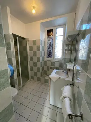 Salle de bains dans l'établissement Sarl Macarena