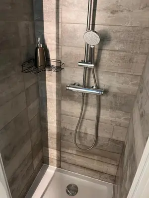Salle de bains dans l'établissement Ça se passe ici