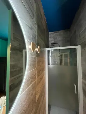 Salle de bains dans l'établissement Ça se passe ici