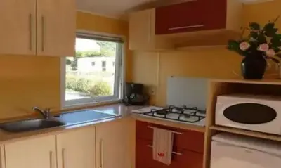 Cuisine ou kitchenette dans l'établissement ZEcamping 3 étoiles familial avec Piscine et Bar-restaurant