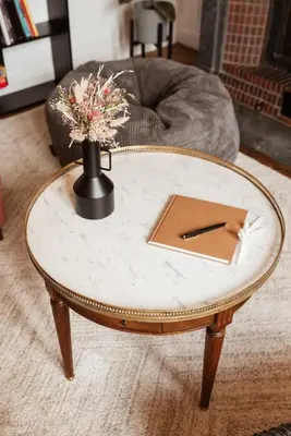 Coin salon dans l'établissement Au Formi'Dole, terrasse avec vue canal