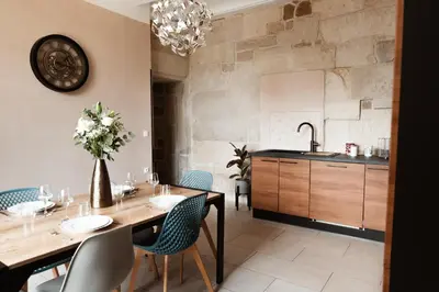 Cuisine ou kitchenette dans l'établissement Au Formi'Dole, terrasse avec vue canal