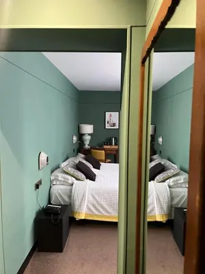 Un ou plusieurs lits dans un hébergement de l'établissement Le Téméraire Hôtel