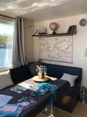 Coin salon dans l'établissement Cottage flottant Premium terrasse Jacuzzi privé en supplément près de Dijon