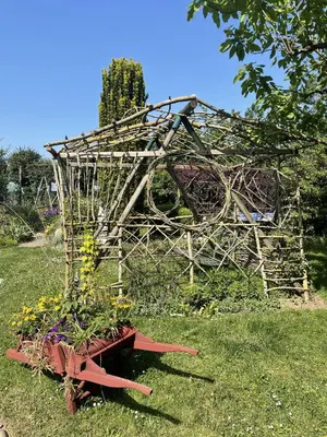 Jardin de l'établissement La Maison d'Andrée - chambres et table d'hôtes