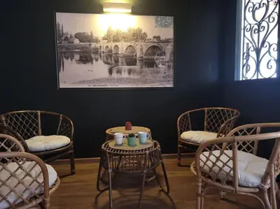 Coin salon dans l'établissement GITE **** LE GEVOT- 10 à 14 personnes