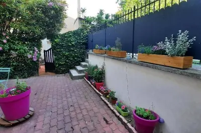 Jardin de l'établissement Charmant appartement centre ville avec cour