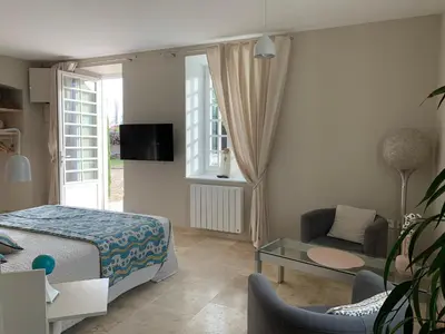 Télévision ou salle de divertissement dans l'établissement EN VILLE à LA CAMPAGNE 2