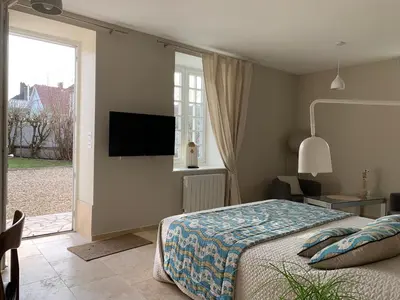 Télévision ou salle de divertissement dans l'établissement EN VILLE à LA CAMPAGNE 2