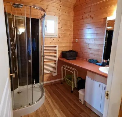 Salle de bains dans l'établissement Chalets Etang sur Arroux