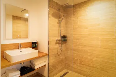 Salle de bains dans l'établissement voco Beaune , Cité des Vins by IHG