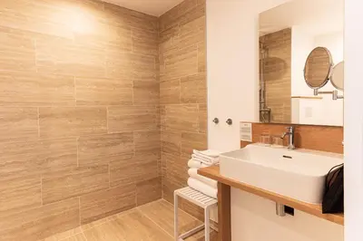 Salle de bains dans l'établissement voco Beaune , Cité des Vins by IHG