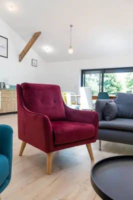 Coin salon dans l'établissement Ancien cuvage rénové au cœur du vignoble