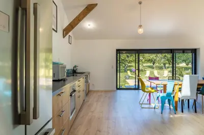Cuisine ou kitchenette dans l'établissement Ancien cuvage rénové au cœur du vignoble