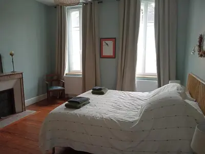 Un ou plusieurs lits dans un hébergement de l'établissement Big Townhouse In Paray Le Monial For 25 People