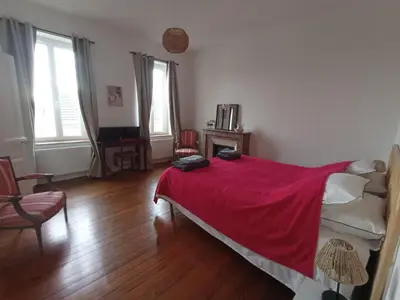 Un ou plusieurs lits dans un hébergement de l'établissement Big Townhouse In Paray Le Monial For 25 People
