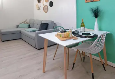 Coin salon dans l'établissement Appartement - L'ESCALE DE MONTMOROT - CALME & SÉRÉNITÉ