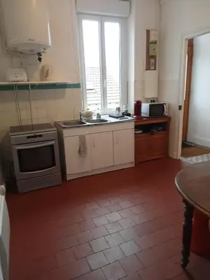 Cuisine ou kitchenette dans l'établissement Grand F2 lumineux