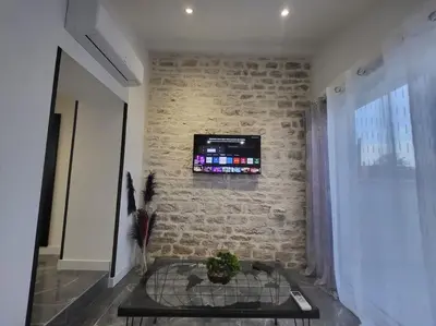 Télévision ou salle de divertissement dans l'établissement Le cosy 2 personnes