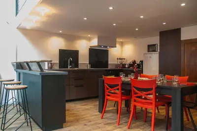 Cuisine ou kitchenette dans l'établissement Le Cinoche, cocon sous les toits