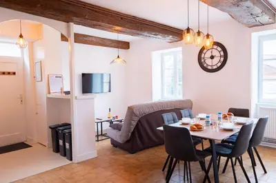 Télévision ou salle de divertissement dans l'établissement La Pause Péronnaise - Maison de ville en coeur de village