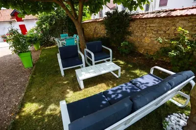 Jardin de l'établissement F3 80 m2 Longére plain pied au centre auxonne.