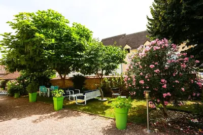 Jardin de l'établissement F3 80 m2 Longére plain pied au centre auxonne.