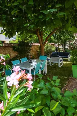 Jardin de l'établissement F3 80 m2 Longére plain pied au centre auxonne.