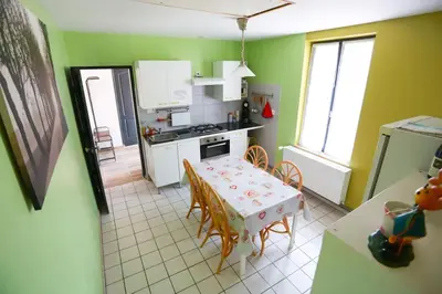 Cuisine ou kitchenette dans l'établissement F3 80 m2 Longére plain pied au centre auxonne.