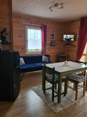 Télévision ou salle de divertissement dans l'établissement Chalet au coeur du parc du Morvan - Moux-en-Morvan