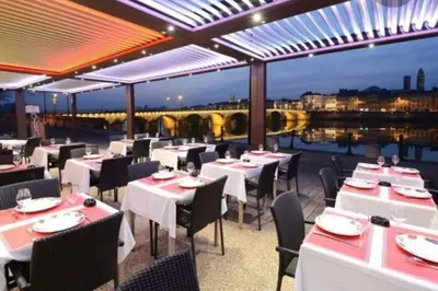 Restaurant ou autre lieu de restauration dans l'établissement détente centre historique de MÂCON avec spa et ciné