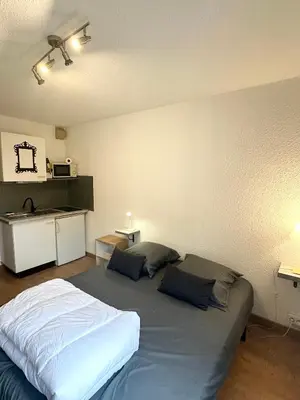 Un ou plusieurs lits dans un hébergement de l'établissement Studio Paisible Cœur de Paray-Le-Monial app 303