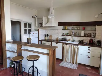 Cuisine ou kitchenette dans l'établissement Les Hirondelles et la glycine