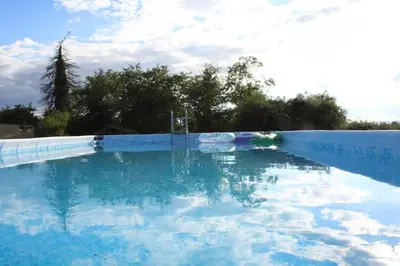 Piscine de l'établissement Les Blés Dorés maison 3 chambres et Les Graines de Lin maison 3 chambres, 2 gites indépendants avec moutons et piscine, à côté de Beaune ou située à proximité