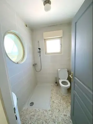 Salle de bains dans l'établissement Villa avec piscine d'intérieur “ Losalia “