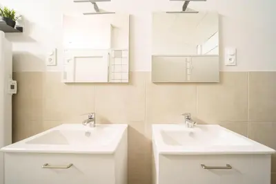 Salle de bains dans l'établissement Le Mont neuf - Chambres avec cuisine au coeur de la nature type Appart'Hotel - sanitaires communs