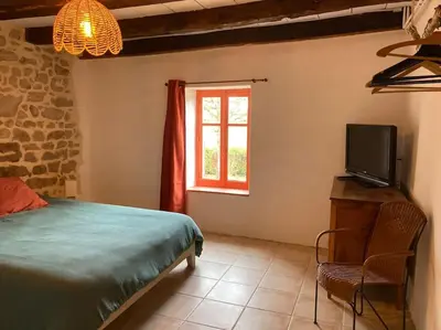 Télévision ou salle de divertissement dans l'établissement Maison de campagne, Au 40, Morvan, Bourgogne