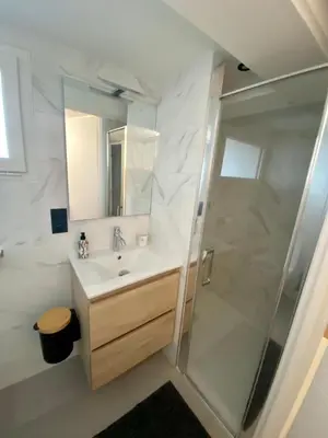 Salle de bains dans l'établissement Studio chez l habitant - CLIM - piscine - EV borne 22kW