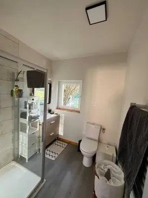 Télévision ou salle de divertissement dans l'établissement Maison au bord de rivière