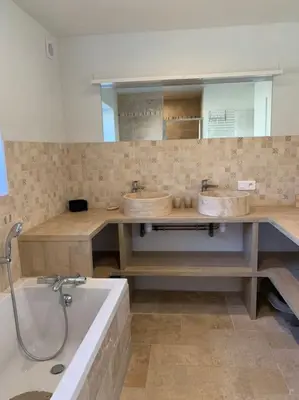 Salle de bains dans l'établissement La Bétamotte: Maison entière avec piscine dans le parc du Morvan