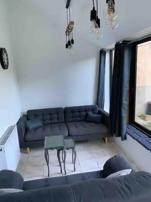 Coin salon dans l'établissement La Bétamotte: Maison entière avec piscine dans le parc du Morvan