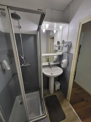 Salle de bains dans l'établissement GA location