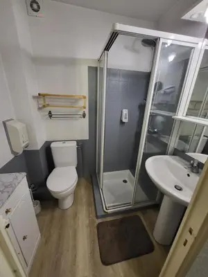 Salle de bains dans l'établissement GA location