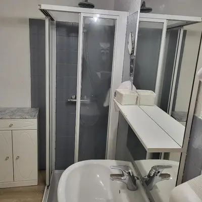Salle de bains dans l'établissement GA location