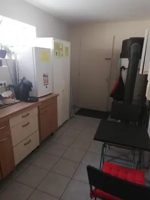 Cuisine ou kitchenette dans l'établissement chambre avec salle de bain privatisée avec petit déjeuner compris