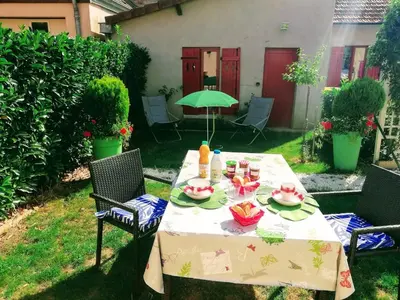 Jardin de l'établissement chambre avec salle de bain privatisée avec petit déjeuner compris