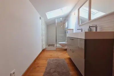 Salle de bains dans l'établissement COSY + COOL BURGUNDY